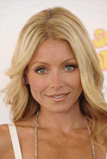 How tall is Kelly Ripa?